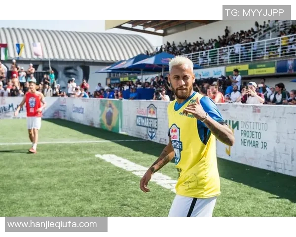 街头足球挑战赛：足球球星街头竞技演绎无限创意与技巧之战