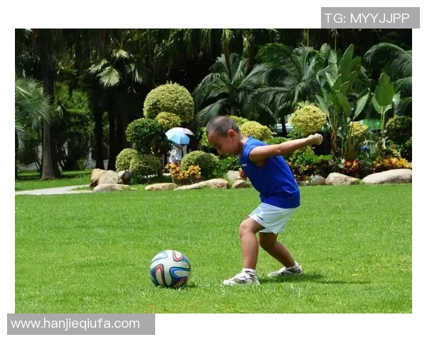 在绿茵场上寻觅明星足迹 握住偶像签名的精彩瞬间 在绿茵场上寻觅明星足迹 握住偶像签名的精彩瞬间